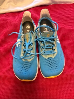 Topo Athletic Women's Running Shoes Cyclone Sky/Gold, Size 9